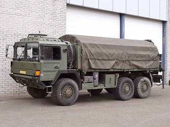 Бортовой автомобиль с манипулятором